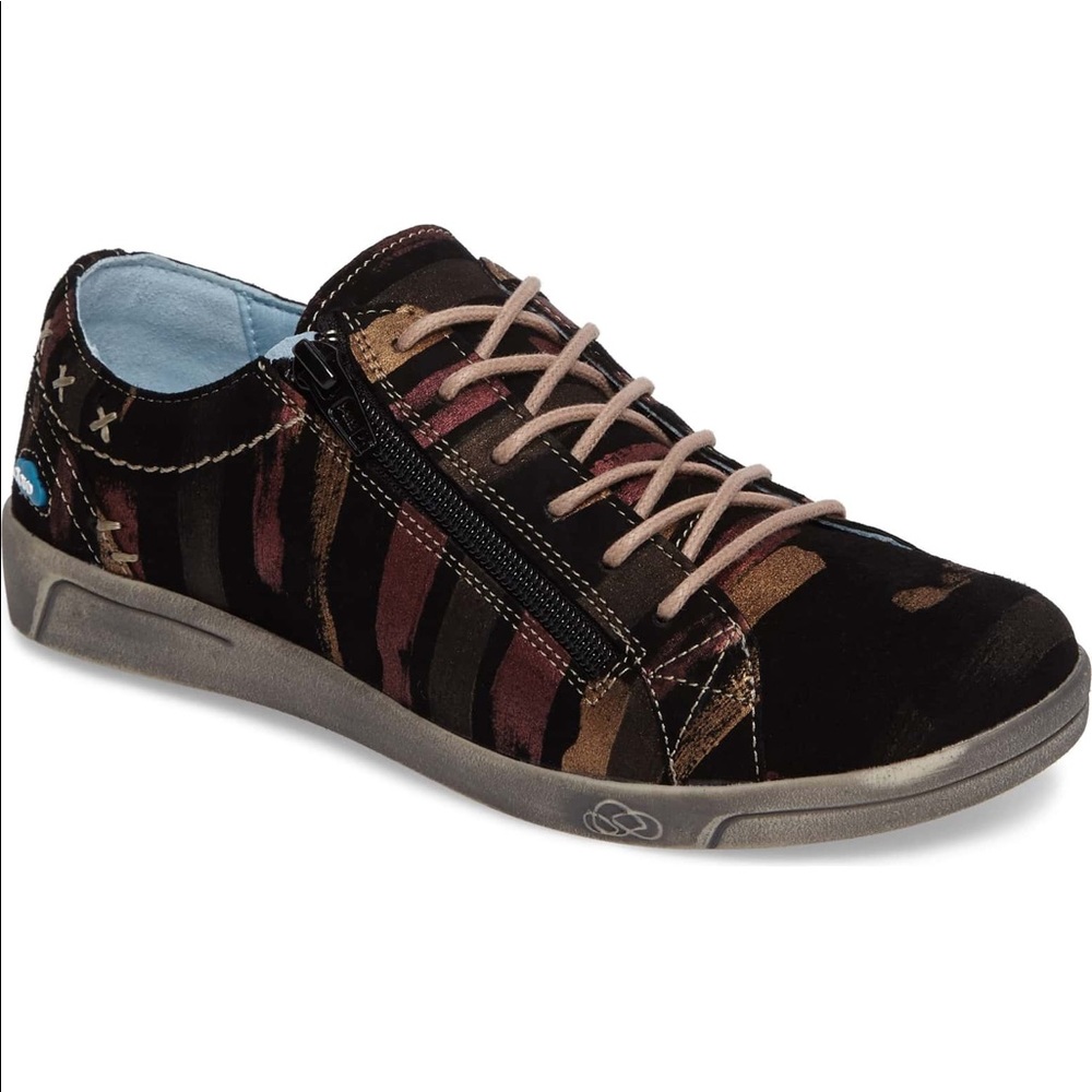 New Cloud Aika sneaker, with tags in the box